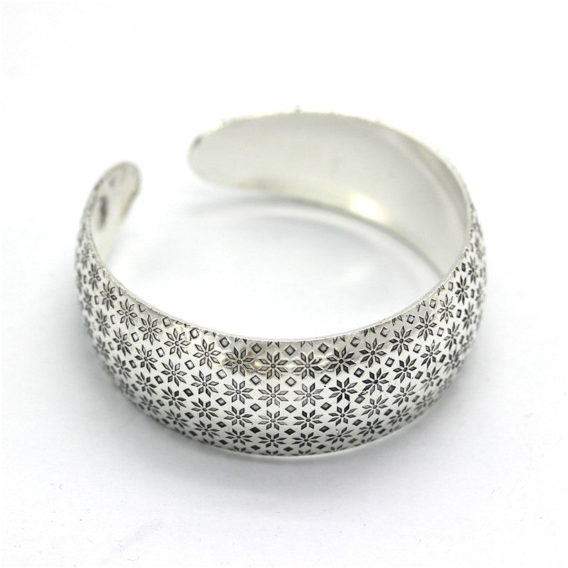 Tibetan-Style Silver Totem Bangle – Unisex Ethnic Cuff