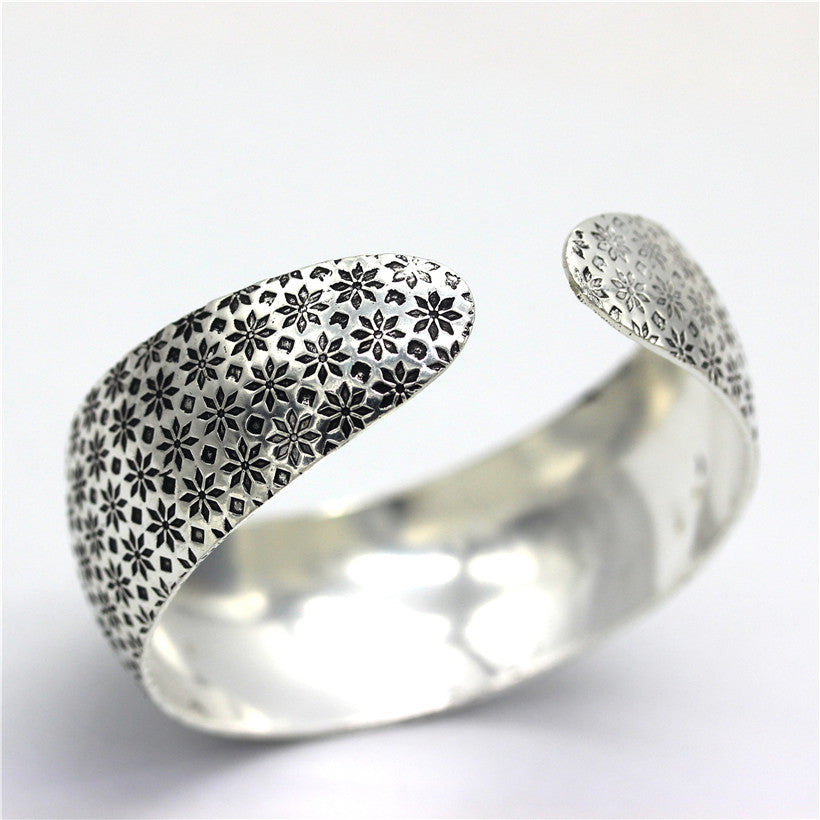 Tibetan-Style Silver Totem Bangle – Unisex Ethnic Cuff