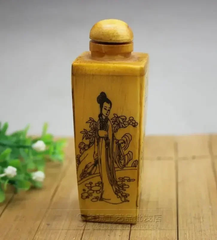 Antique Style Bone‑Carved Lotus Snuff Bottle – Chinese Collectible Ornament