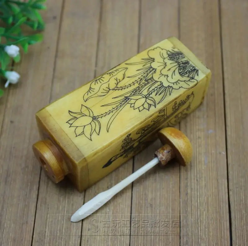 Antique Style Bone‑Carved Lotus Snuff Bottle – Chinese Collectible Ornament