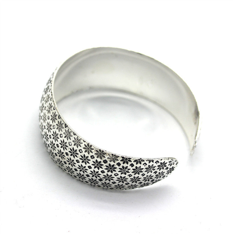 Tibetan-Style Silver Totem Bangle – Unisex Ethnic Cuff
