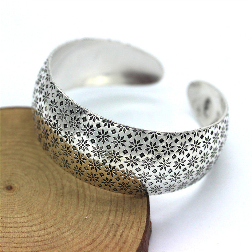 Tibetan-Style Silver Totem Bangle – Unisex Ethnic Cuff