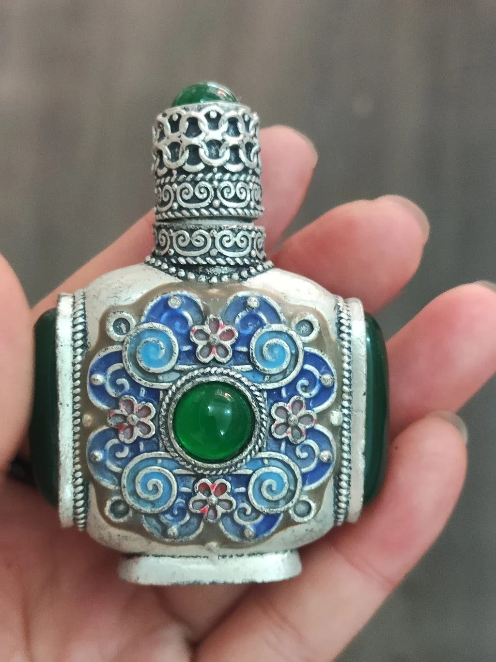 Rose‑Pattern Copper‑Inlaid Snuff Bottle – Chinese Handmade Collectible