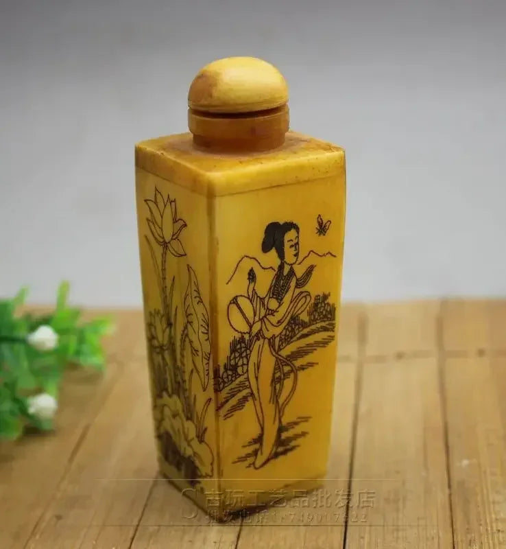 Antique Style Bone‑Carved Lotus Snuff Bottle – Chinese Collectible Ornament