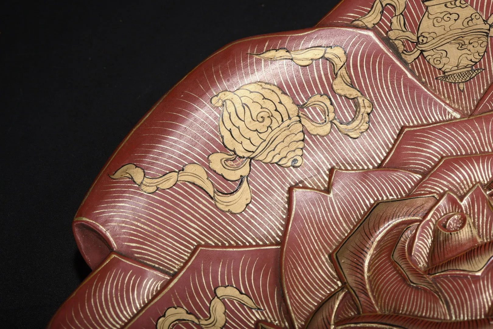 Old Wood Gold-Outline Floral Lacquer Plate Screen – Display Reward Plate