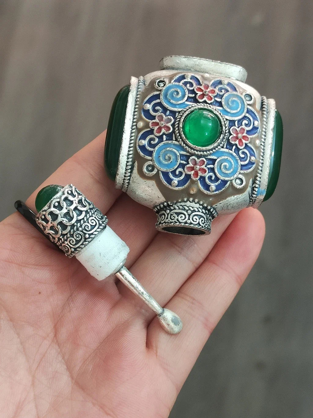 Rose‑Pattern Copper‑Inlaid Snuff Bottle – Chinese Handmade Collectible
