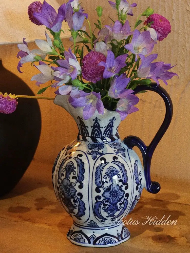 Exquisite Blue-and-White Porcelain Vase – Antique-Style Flower Container