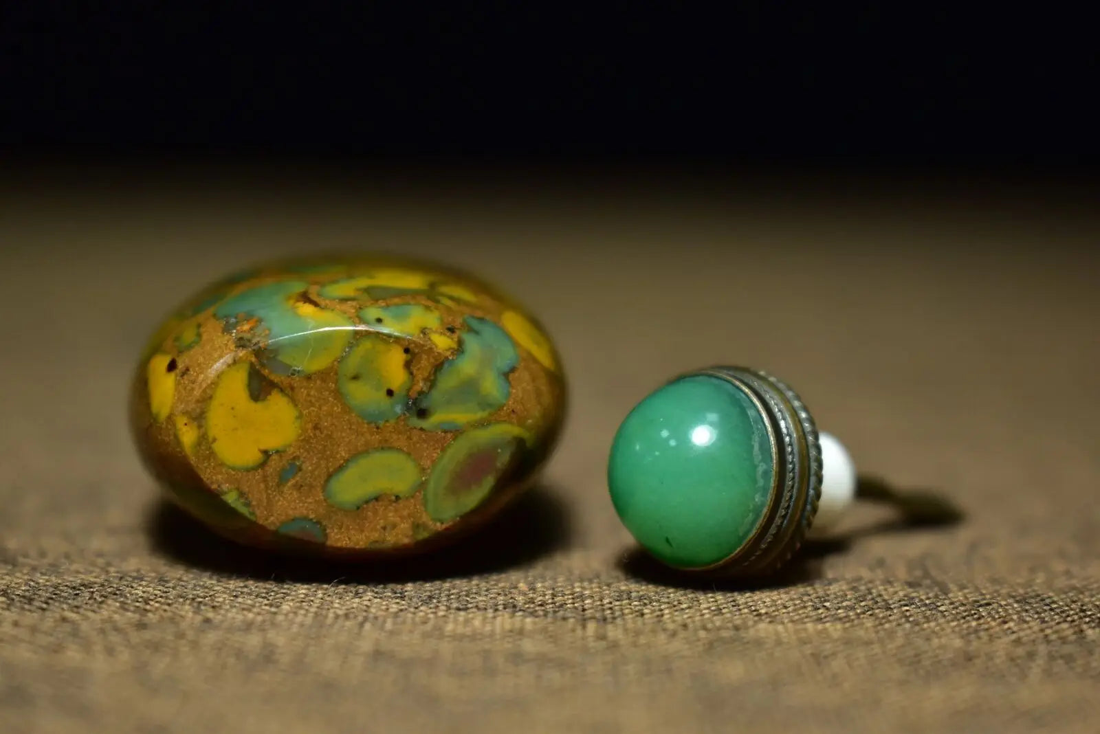 Chinese Classic Natural Agate Snuff Bottle – Carved Exquisite Patterns