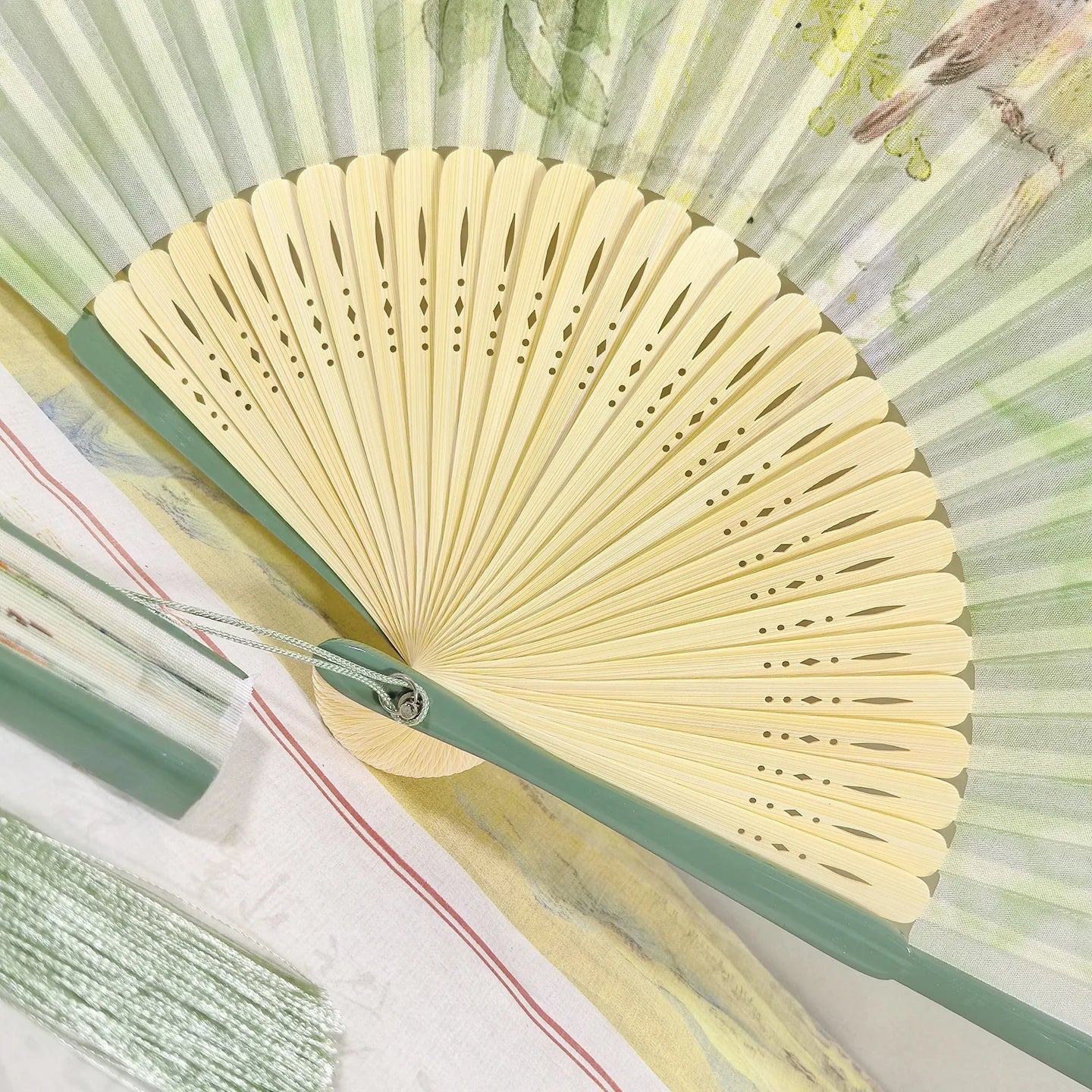 Classical Chinese Sle Roasted Paint Fan Faion ow Props  Hanfu Flower Bird Fans Photoaphy Props Bamboo Fans