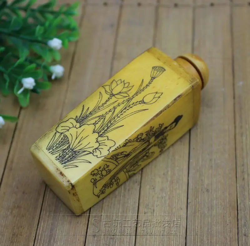 Antique Style Bone‑Carved Lotus Snuff Bottle – Chinese Collectible Ornament