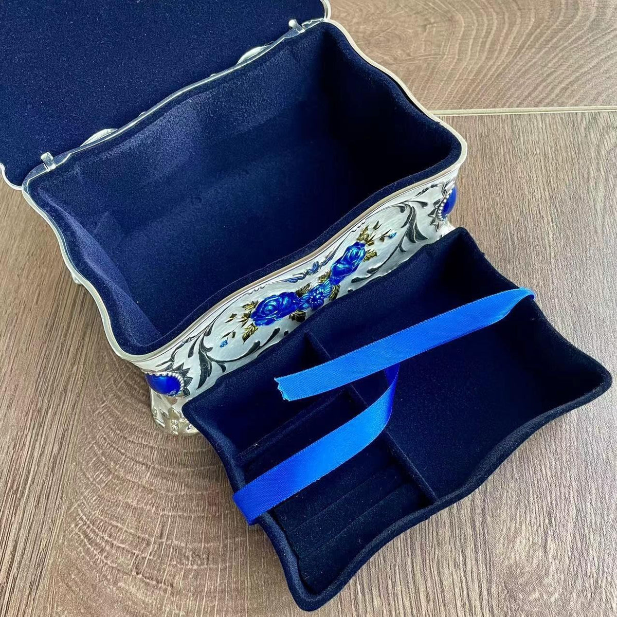 Ornate Pastoral-Style Jewelry Box – Velvet-Lined Gift for Girls & Women