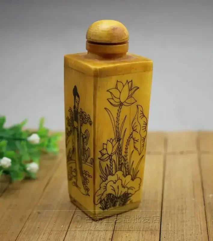 Antique Style Bone‑Carved Lotus Snuff Bottle – Chinese Collectible Ornament